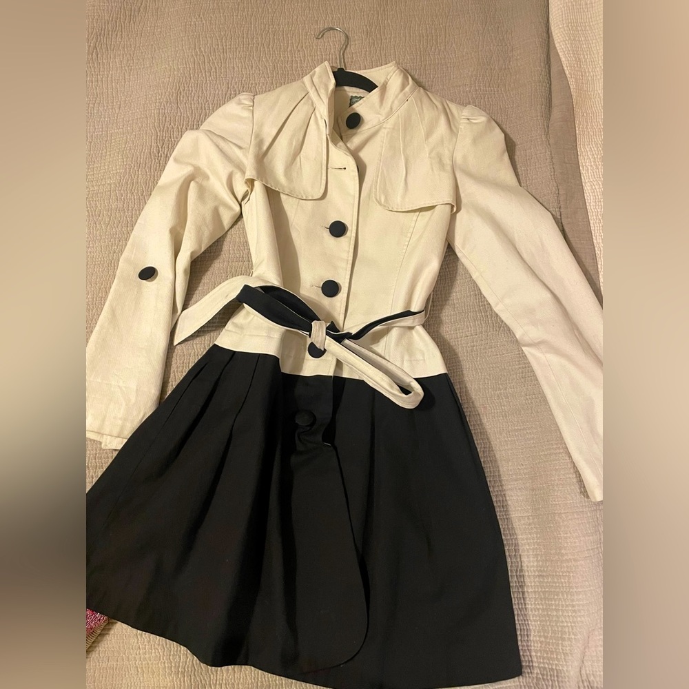 ADORABLE tuxedo type trench coat. Very minimal wear- excellent condition. 🔥